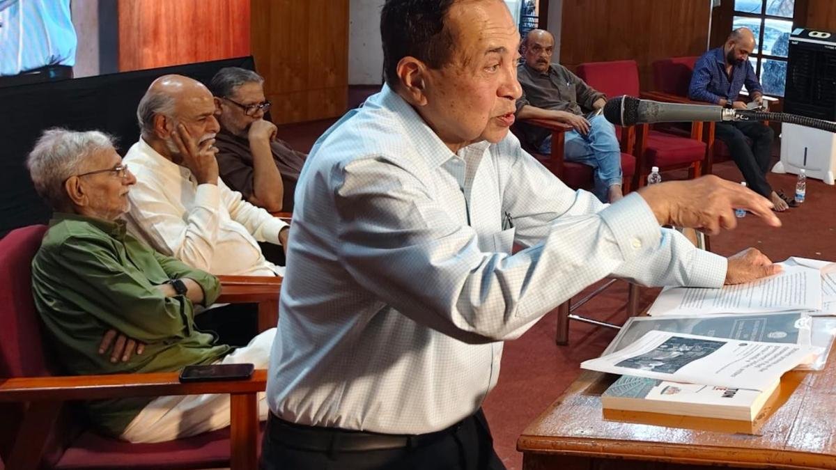 एन. राम कहते हैं, संविधान की मूल संरचना आरएसएस जो चाहती है, उसके आड़े आती है