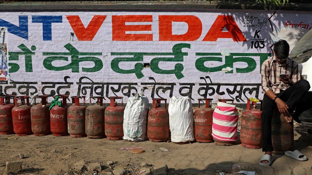 एलएनजी आपूर्ति सामान्य होने पर सरकार ने होर्मुज व्यवधान के दौरान लगाए गए आपातकालीन गैस प्रतिबंध वापस ले लिए हैं