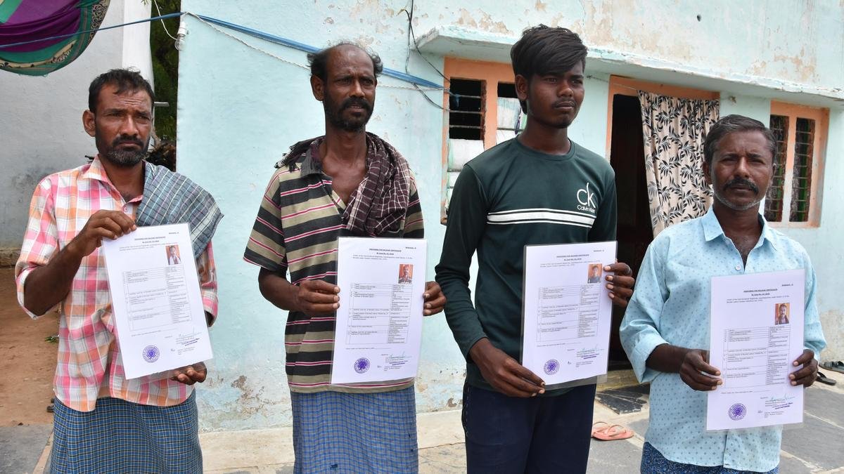 कर्ज के बोझ से दबे, मेहनत की जिंदगी से बंधे