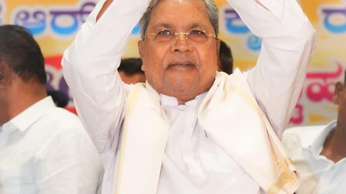 कर्नाटक के पूर्व मुख्यमंत्री सिद्धारमैया ने उम्र और 'प्रदूषित' राजनीति का हवाला देते हुए चुनावी राजनीति से संन्यास की घोषणा की