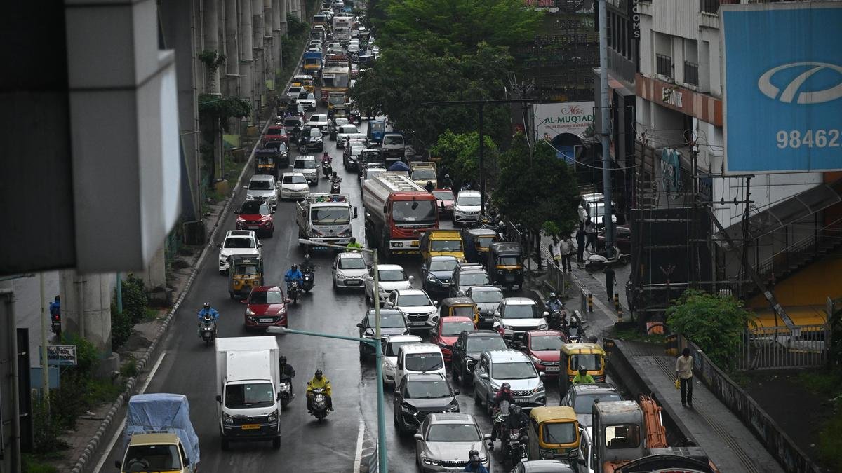 कोच्चि मेट्रो एक्सटेंशन, एनएचएआई फ्लाईओवर कार्यस्थलों के आसपास ट्रैफिक जाम की स्थिति बदतर हो गई है
