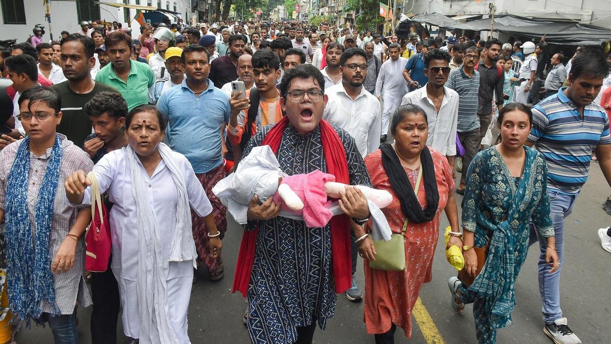 कोलकाता में तृणमूल की रैली में हिंसा; ममता ने बीजेपी सरकार पर अराजकता फैलाने का आरोप लगाया