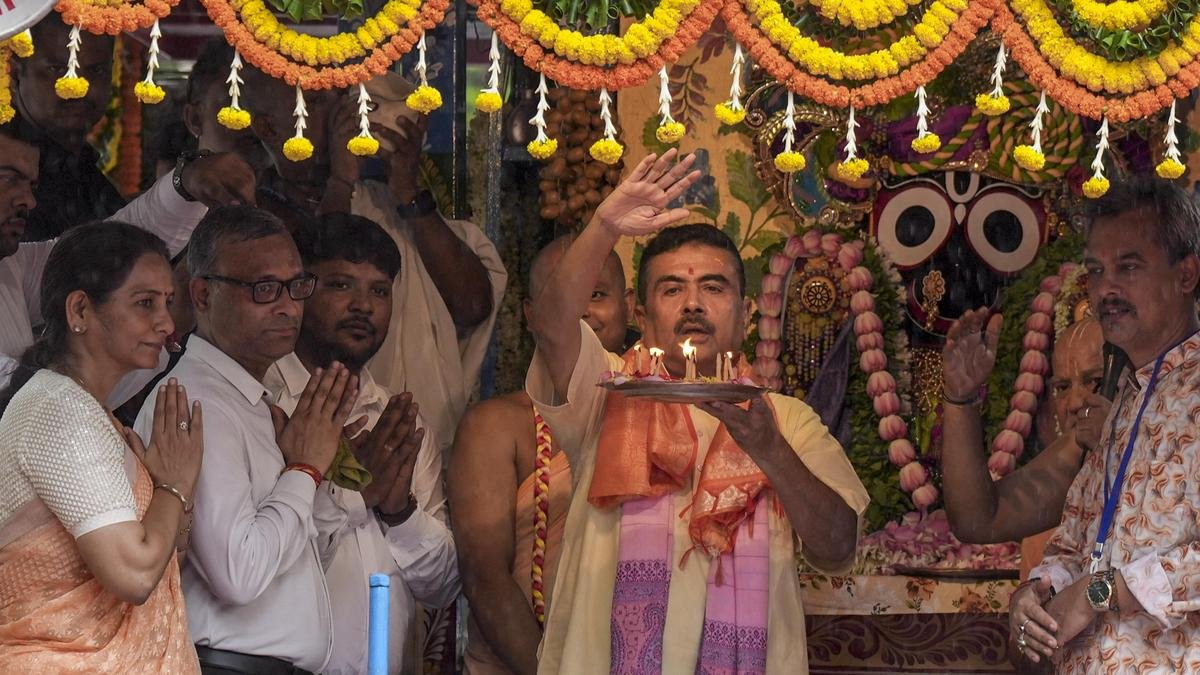 कोलकाता में रथयात्रा में शामिल हुए सीएम सुवेंदु; कई भाजपा नेता उत्सव में शामिल हुए