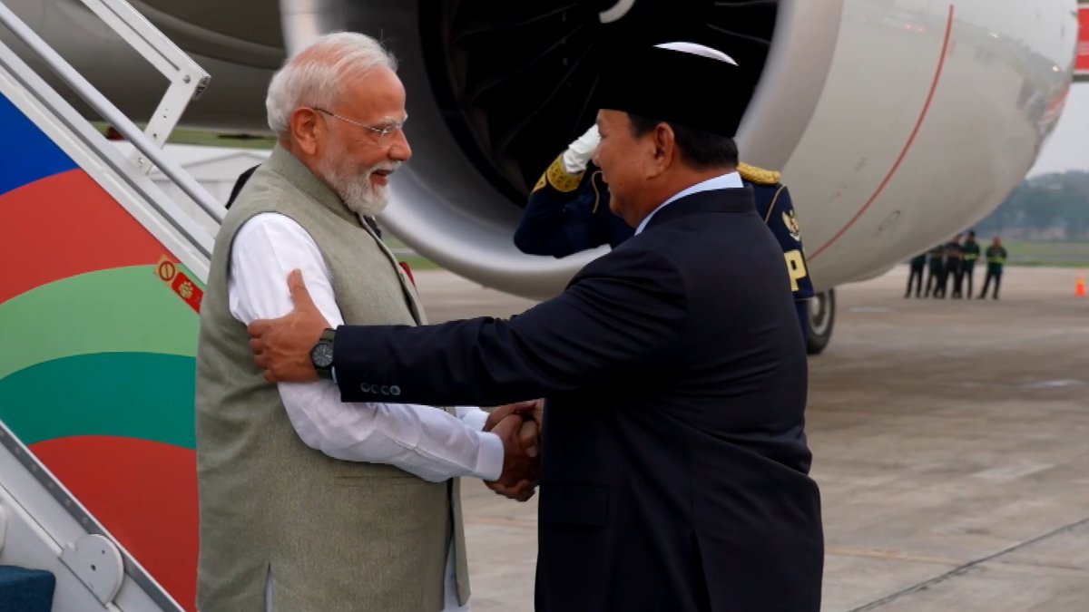 जकार्ता में पीएम नरेंद्र मोदी का भव्य स्वागत हुआ