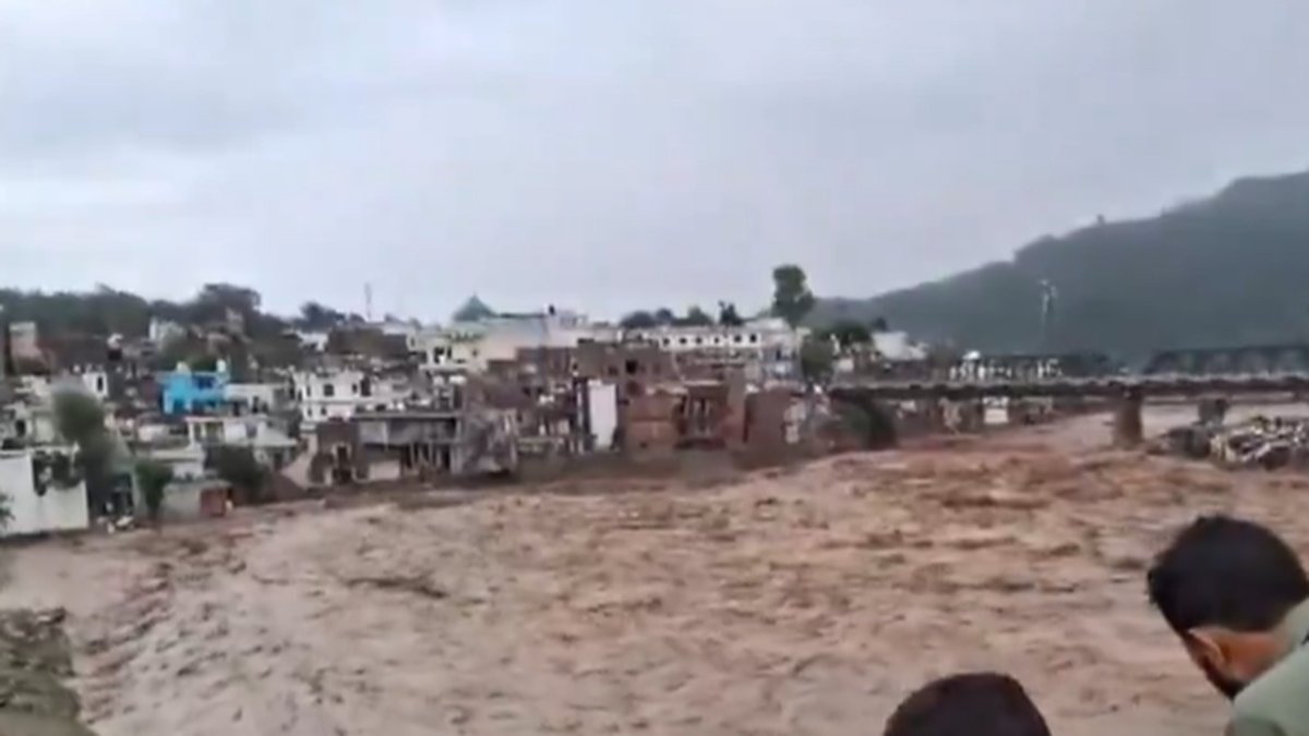 जम्मू-कश्मीर के राजौरी शहर में अचानक आई बाढ़, भारी बारिश के बीच सैकड़ों लोगों को सुरक्षित स्थानों पर पहुंचाया गया