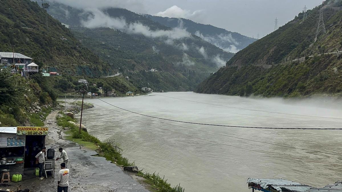 जम्मू-कश्मीर में तीसरे दिन भी मौसम का प्रकोप जारी, नागरिक बुनियादी ढांचे को भारी नुकसान पहुंचा