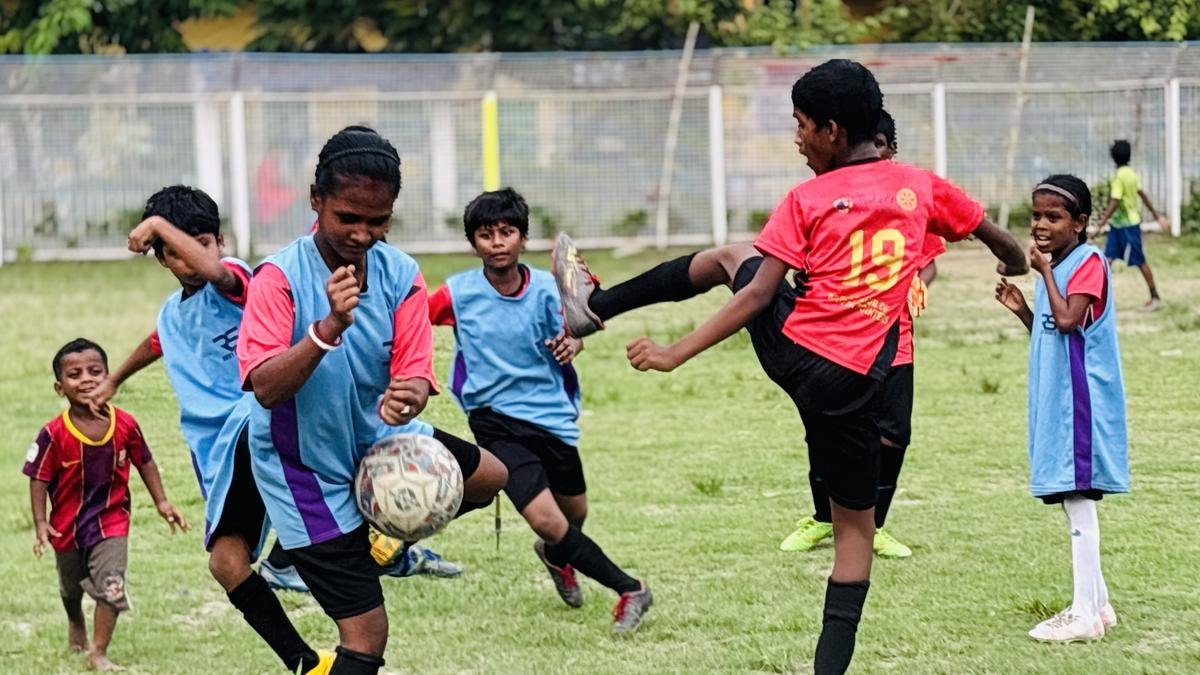 जहां फ़ुटबॉल आज़ादी है: कोलकाता की मिश्रित लिंग टीम हाशिए से नियमों को फिर से लिख रही है