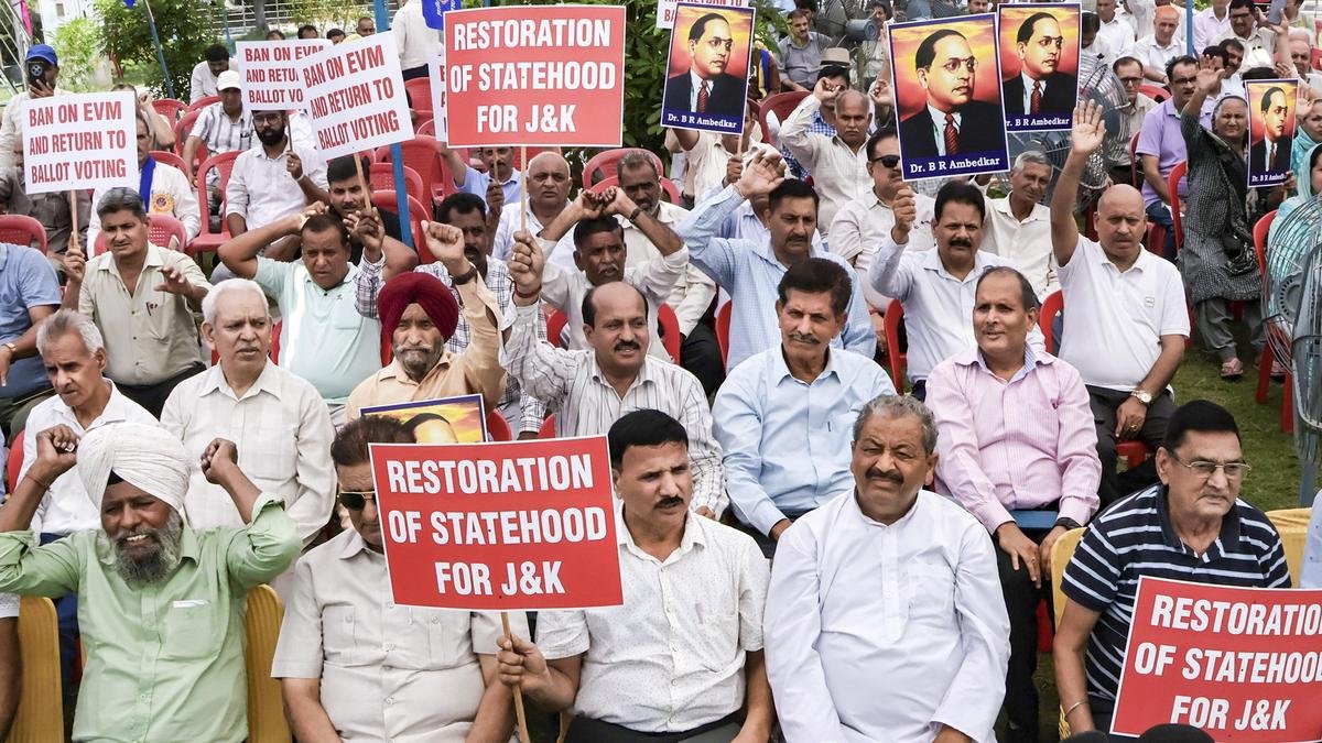 जैसे ही नेशनल कॉन्फ्रेंस ने जम्मू-कश्मीर राज्य के विरोध में प्रचार किया, भाजपा ने आंदोलन की घोषणा की