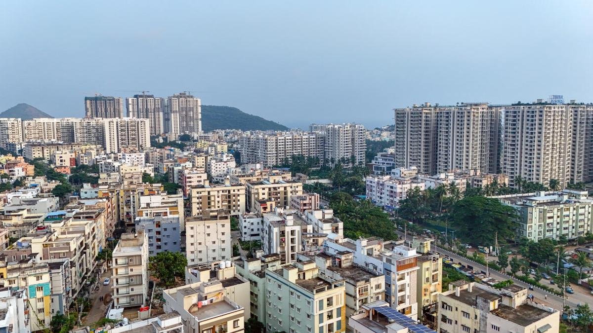 जैसे ही विशाखापत्तनम आसमान की ओर बढ़ता है, भूजल येंदादा-मधुरवाड़ा गलियारे में डूब जाता है