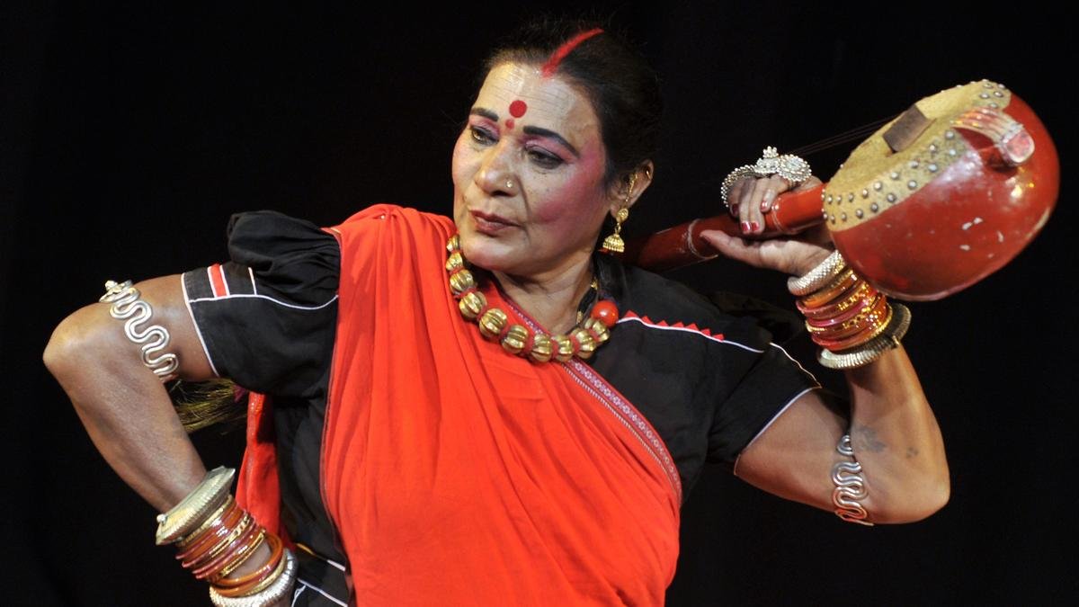 तीजन बाई ने लचीलेपन और आत्म-विश्वास का एक स्थायी उदाहरण स्थापित करते हुए, छत्तीसगढ़ के गांवों से पांडवानी को दुनिया भर के दर्शकों तक पहुंचाया।