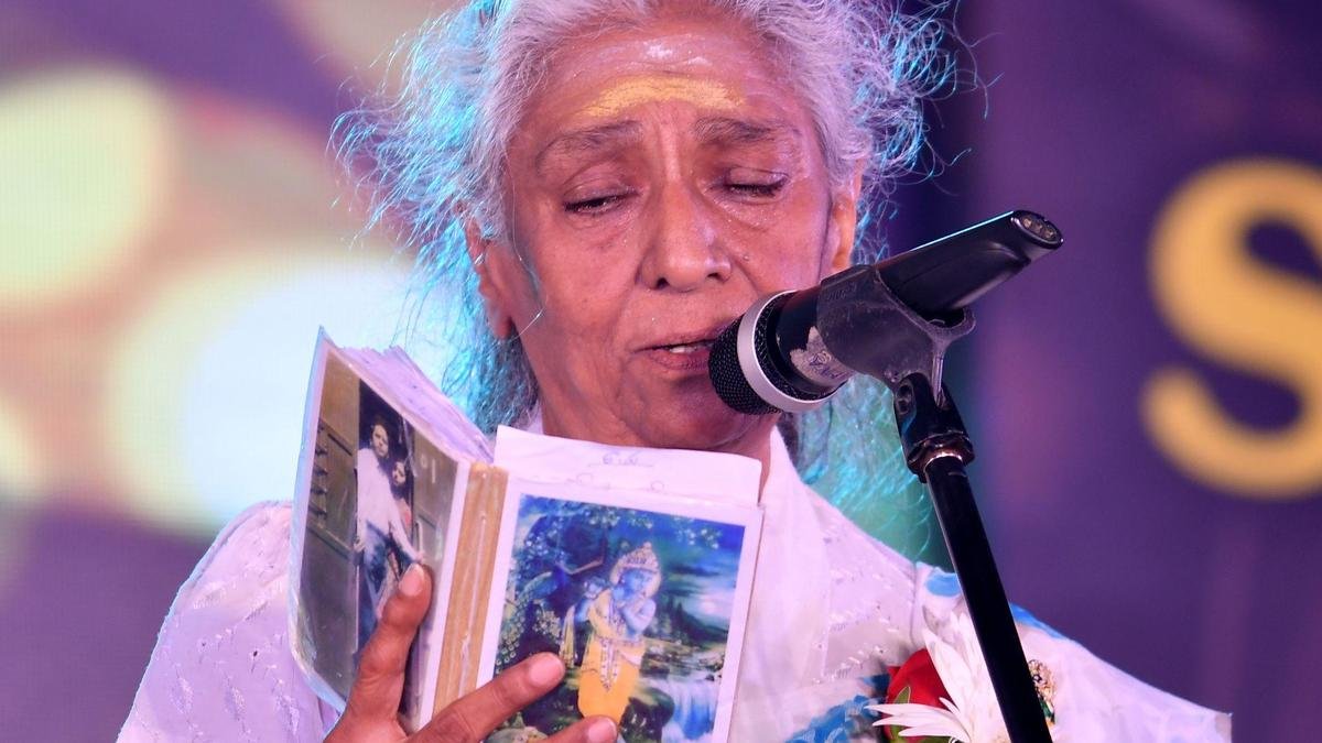 तेलंगाना गांव में जानकी के प्रारंभिक जीवन ने फिल्म संगीत में उनकी रुचि को आकार दिया