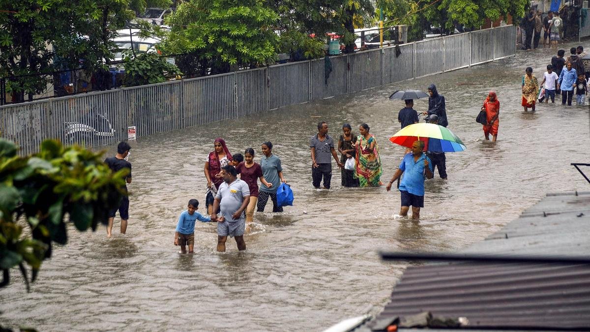 दक्षिण गुजरात में मूसलाधार बारिश से कम से कम 1,200 लोगों को बचाया गया; पीएम मोदी, अमित शाह ने की स्थिति की समीक्षा