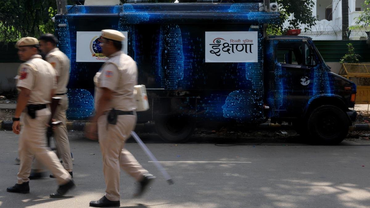 दिल्ली पुलिस ने विरोध प्रदर्शनों पर पोस्ट हटाने के लिए अभियान बढ़ाया