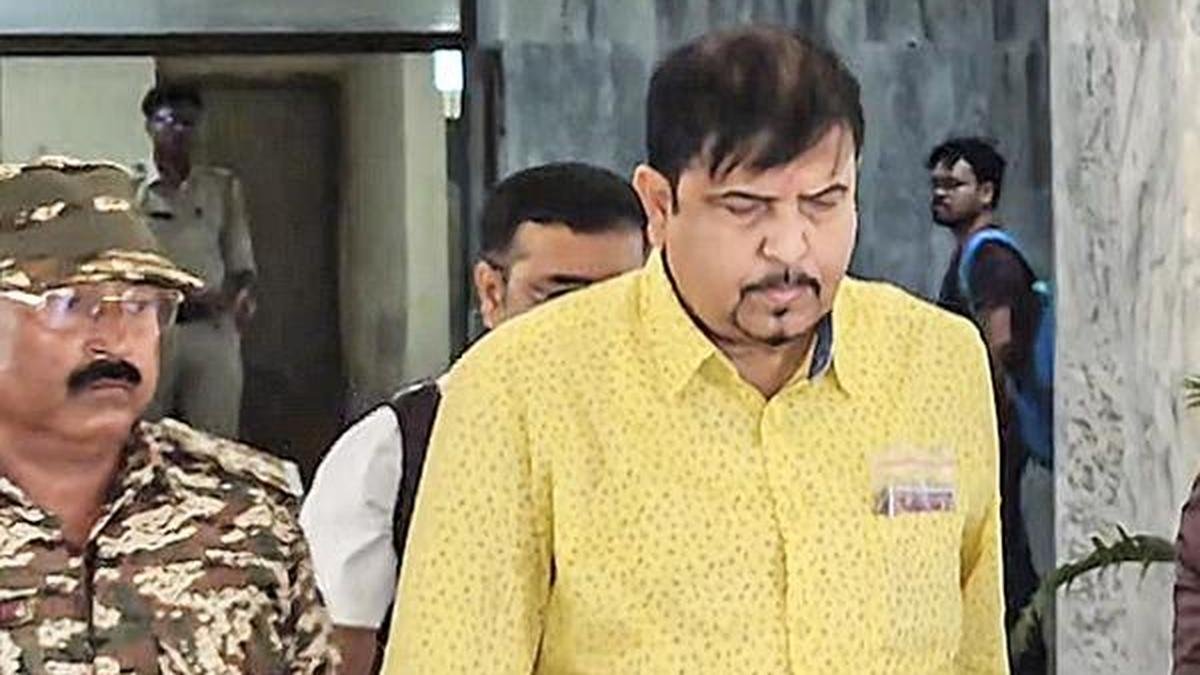 पश्चिम बंगाल के पूर्व मंत्री सुजीत बोस ने नगर पालिका के 'घोटाले' का पैसा अपने रेस्तरां, बार, फ्लैटों में लगाया: ईडी