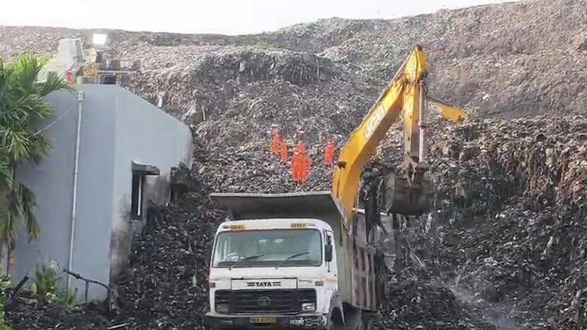 पुणे इमारत ढहने के 72 घंटे बाद भी बचावकर्मी जीवित बचे लोगों को बाहर निकालने के लिए समय और मलबे से जूझ रहे हैं