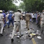 पुलिस की संख्या कम होने के कारण संसद के दरवाजे तक पहुंचे प्रदर्शनकारियों की संख्या अधिक होने से पुलिस हैरान रह गई
