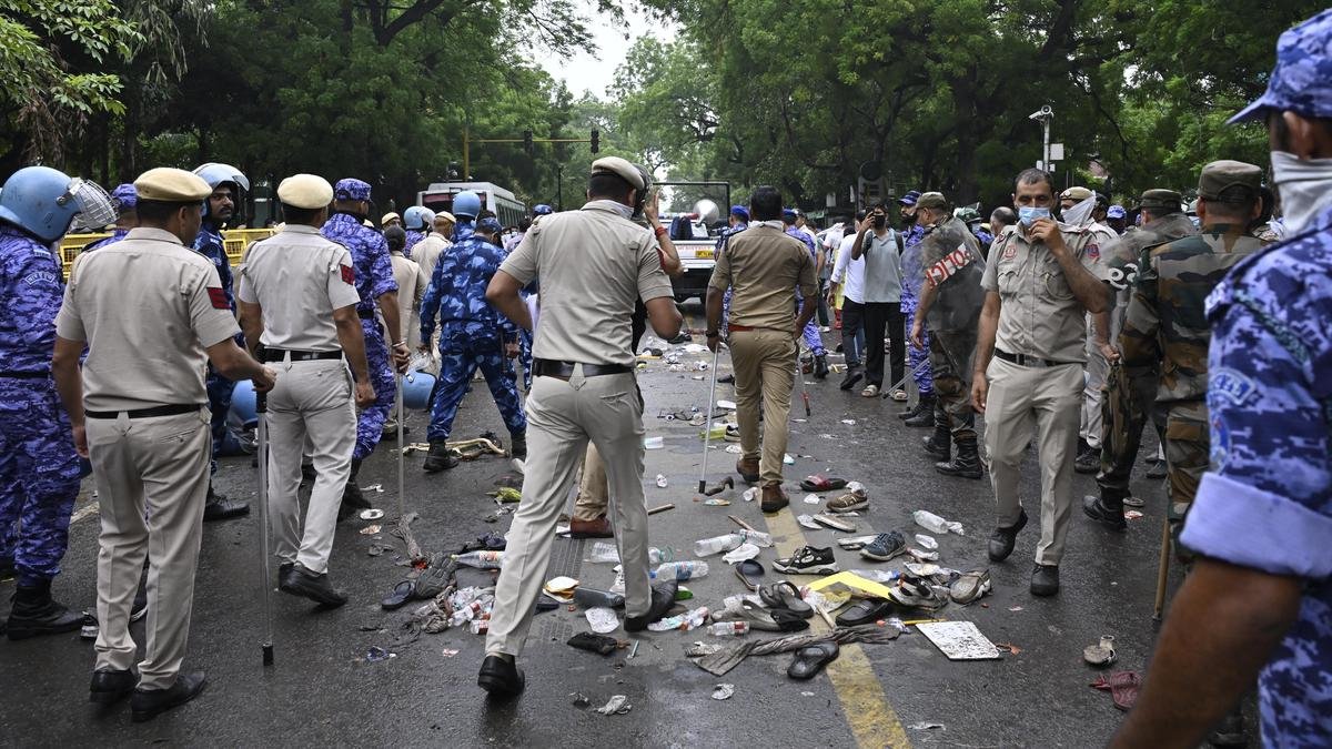 पुलिस की संख्या कम होने के कारण संसद के दरवाजे तक पहुंचे प्रदर्शनकारियों की संख्या अधिक होने से पुलिस हैरान रह गई