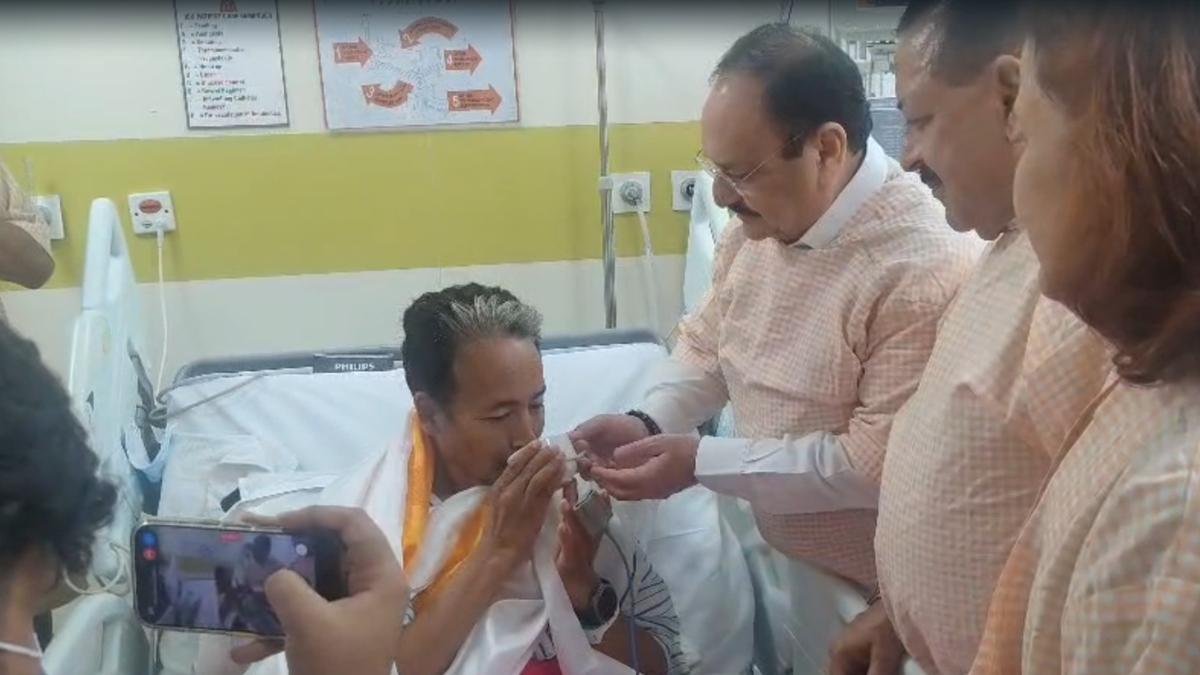 प्रधानमंत्री छात्रों तक पहुंचे; सोनम वांगचुक का अंत तेजी से हुआ