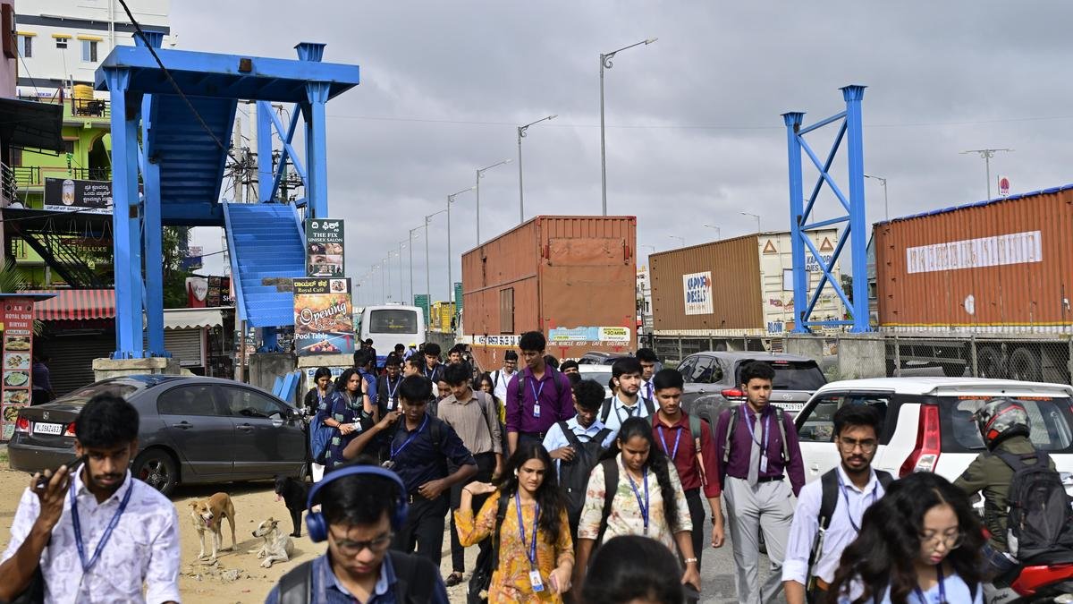 फुट ओवरब्रिज में देरी के कारण व्यस्त बेंगलुरु-मैसूरु राजमार्ग पार करने वाले पैदल यात्रियों को जोखिम में डालना पड़ता है