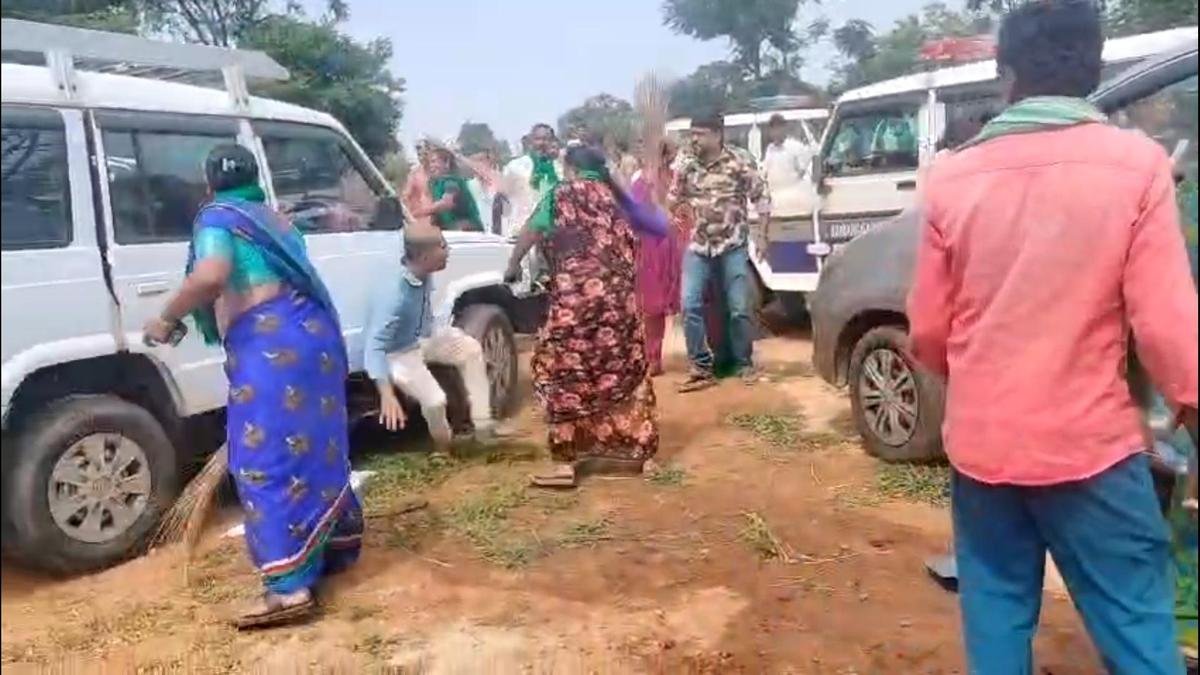 बिदादी टाउनशिप के लिए सर्वेक्षण अराजकता में समाप्त हो गया क्योंकि महिला किसानों ने झाड़ू लेकर अधिकारियों का पीछा किया