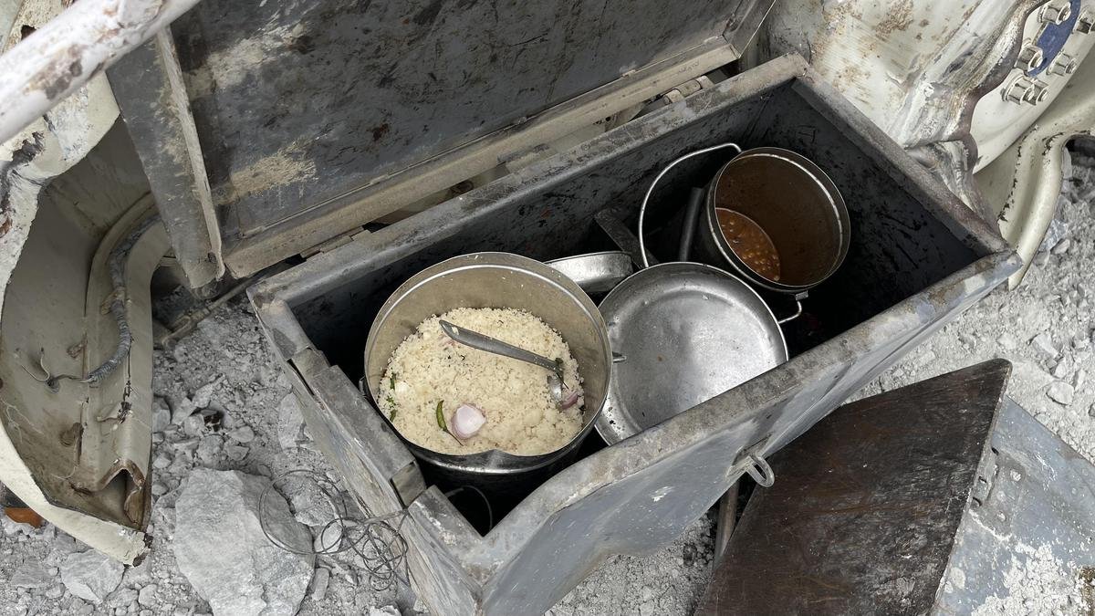 बेंगलुरु के पास बोल्डर का ढहना: आधा खाया हुआ भोजन वहीं रह गया, जहां खदान में नियमित कार्यदिवस घातक हो गया