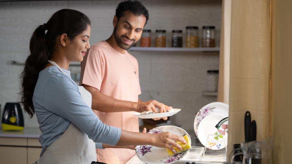 भारतीय रसोई बदल रही हैं. लेकिन क्या आज भी महिलाएं ज्यादातर काम कर रही हैं?