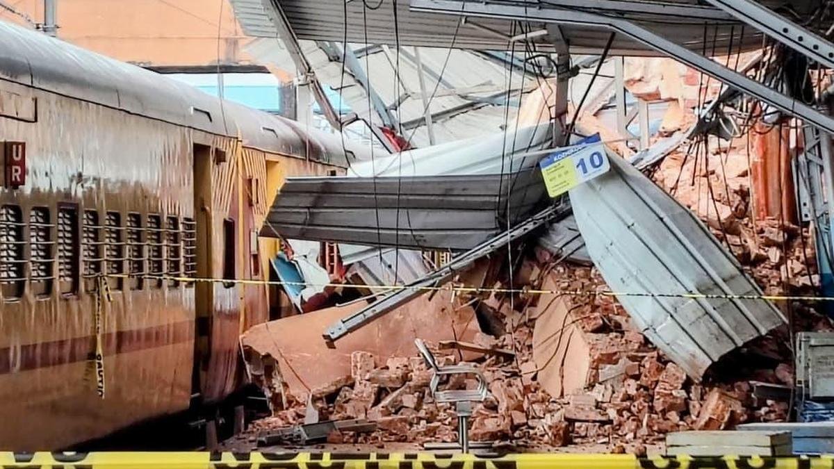 भारी बारिश के कारण कोझिकोड रेलवे स्टेशन पर 150 साल पुराना घंटाघर ढह गया