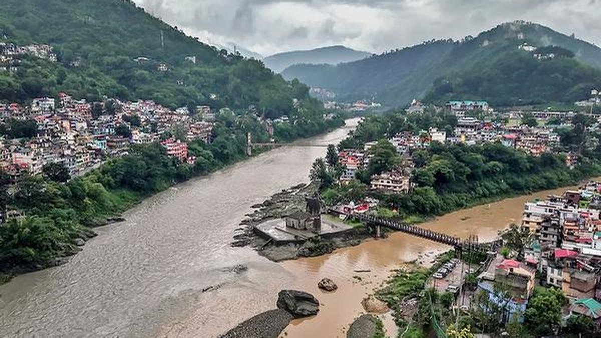 भारी बारिश के लिए रेड अलर्ट जारी, हिमाचल प्रदेश हाई अलर्ट पर; तीन जिलों में सभी स्कूल बंद