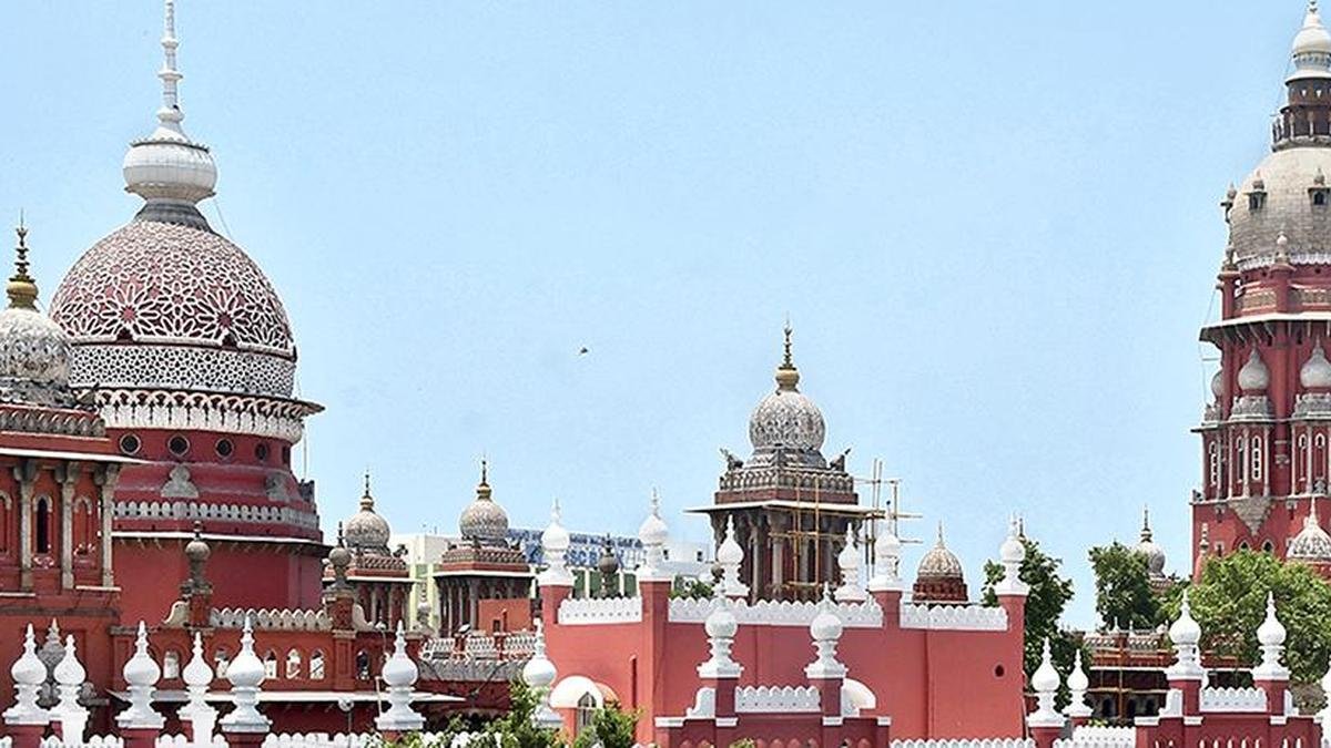 मद्रास उच्च न्यायालय के समक्ष दो चुनाव याचिकाकर्ताओं ने आरोप लगाया कि मुख्यमंत्री विजय ने बच्चों से अपील करके उन्हें "ब्लैकमेल" किया