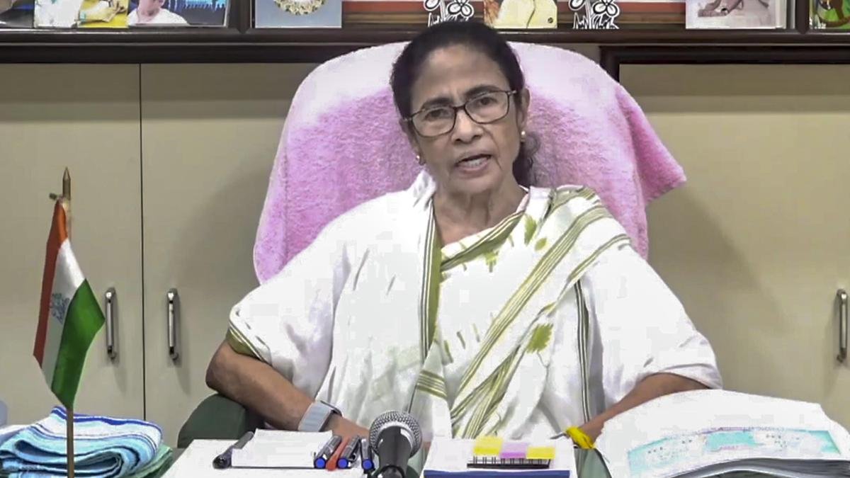 ममता बनर्जी ने तृणमूल विद्रोहियों पर निशाना साधा, उन्हें भाजपा में शामिल होने की चुनौती दी