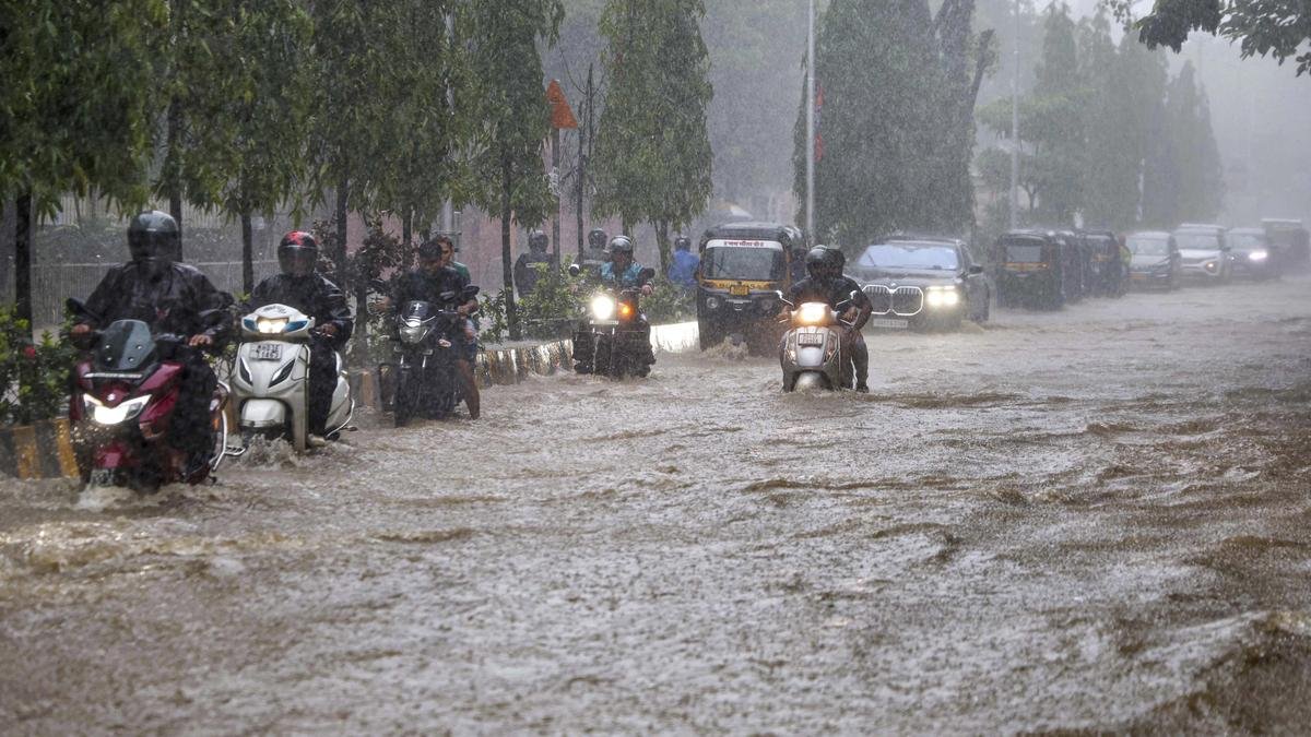 मुंबई, ठाणे में भारी बारिश जारी; 4-6 जुलाई के लिए रेड अलर्ट जारी है
