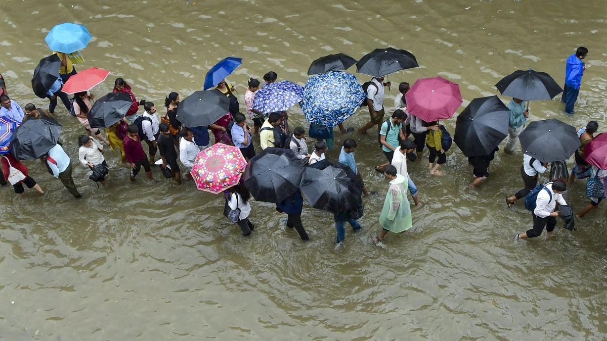 मुंबई बारिश: मैनहोल में गिरने से व्यक्ति की मौत; बीएमसी के चार अधिकारी निलंबित
