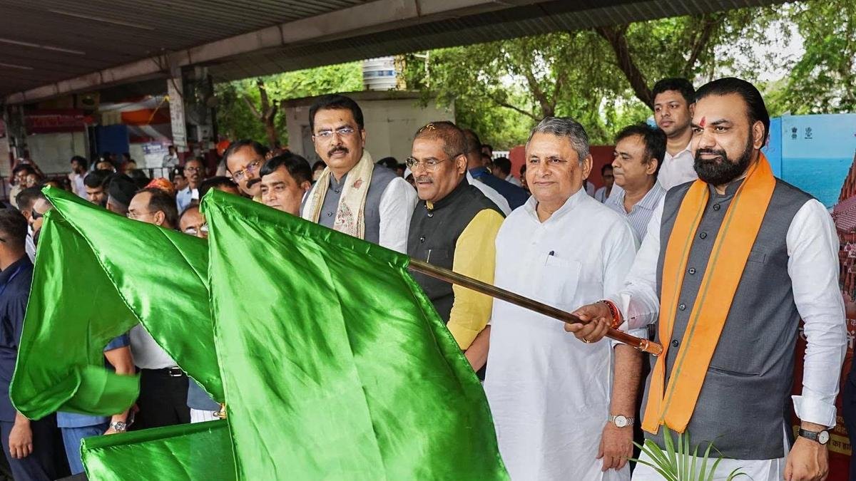 मुख्यमंत्री सम्राट चौधरी ने 1100 तीर्थयात्रियों को सोमनाथ धाम ले जाने वाली विशेष ट्रेन को हरी झंडी दिखाकर रवाना किया