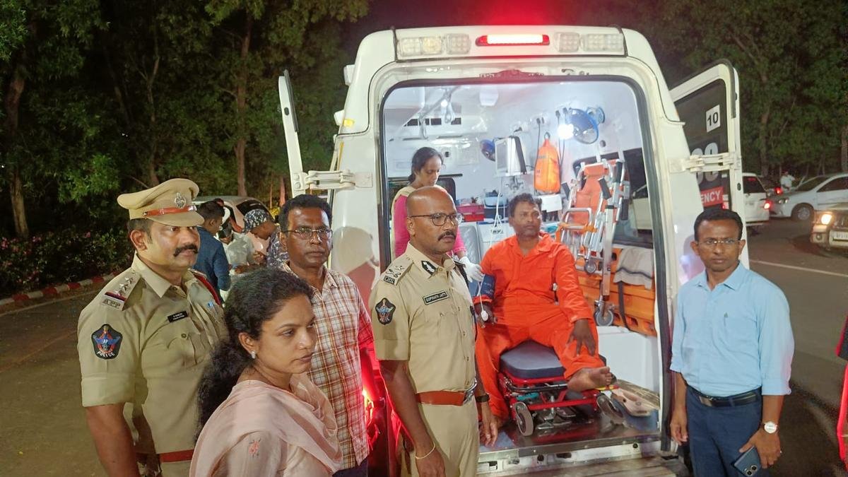 "मेरे लड़कों के लिए मेरा दिल टूट गया": विशाखापत्तनम में नाव पलटने से बचा एकमात्र जीवित व्यक्ति; छह की तलाश जारी है