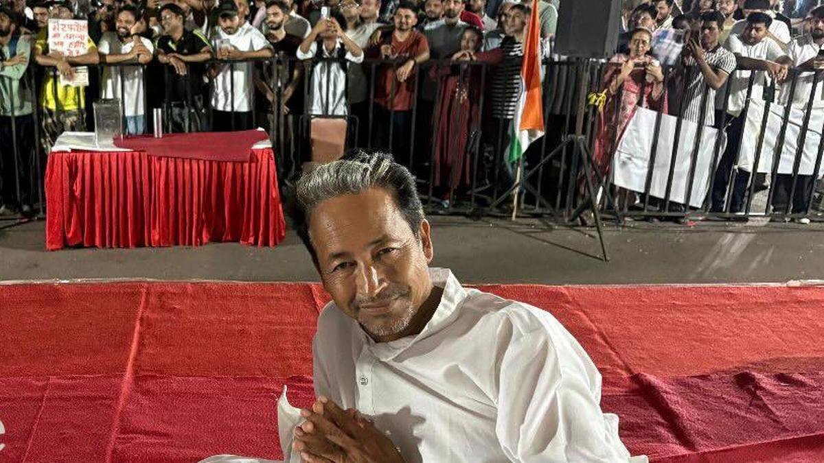 मैं गांधी नहीं हूं; अपने हीरो खुद बनें: अनिश्चितकालीन अनशन के बीच वांगचुक