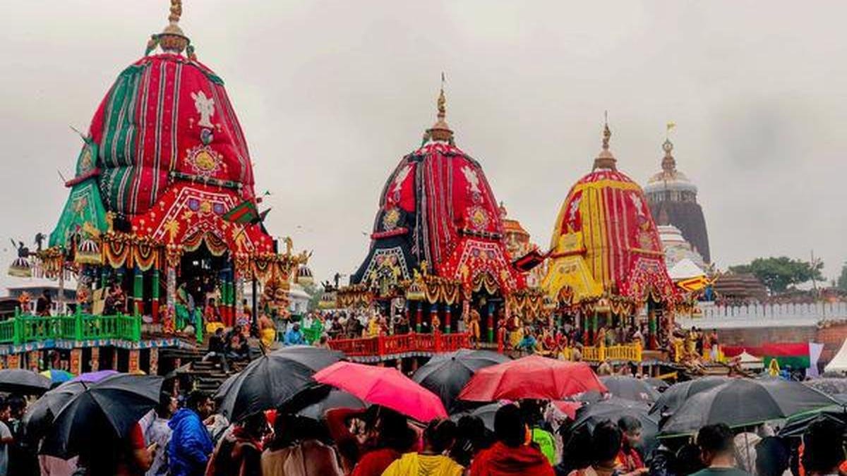 रथ यात्रा: 'जय जगन्नाथ' के नारों के बीच रथों को खींचना फिर से शुरू हुआ