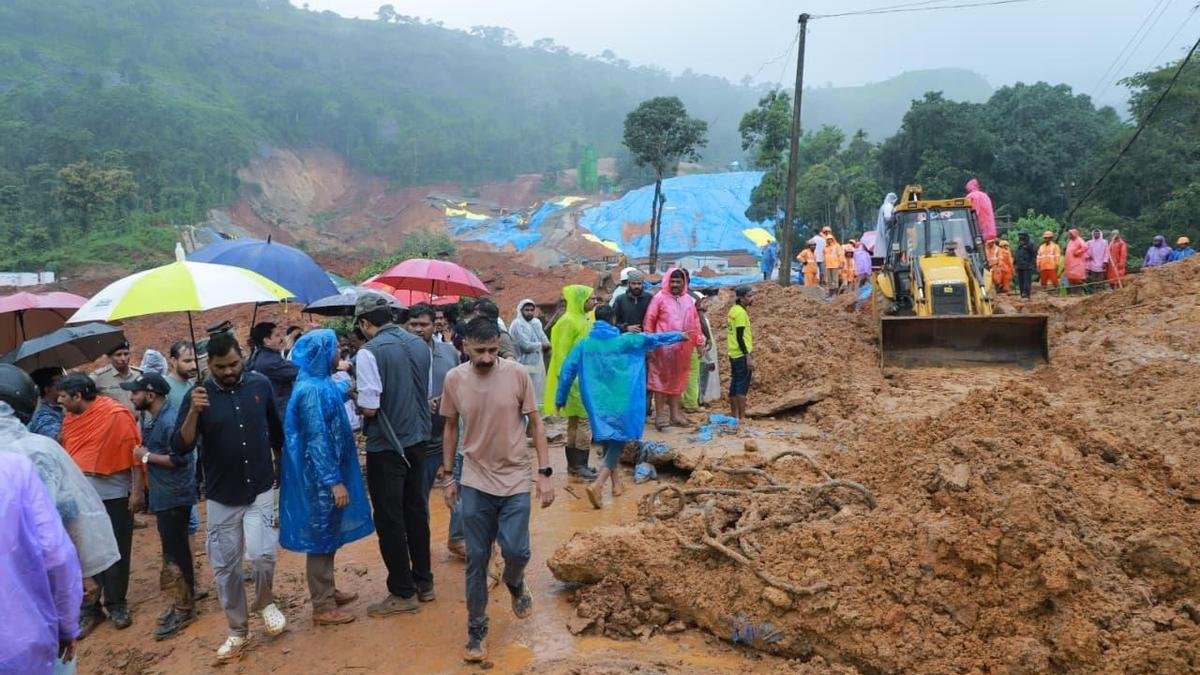 वायनाड में मलबा गिरने से तीन की मौत, कई लापता