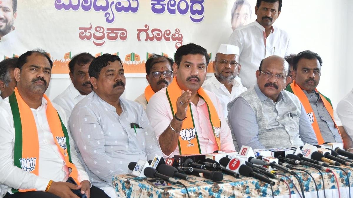 विजयेंद्र ने कांग्रेस नेतृत्व वाली सरकार पर लगाया आरोप किसानों की उपेक्षा करना, रियल एस्टेट हितों को आगे बढ़ाना