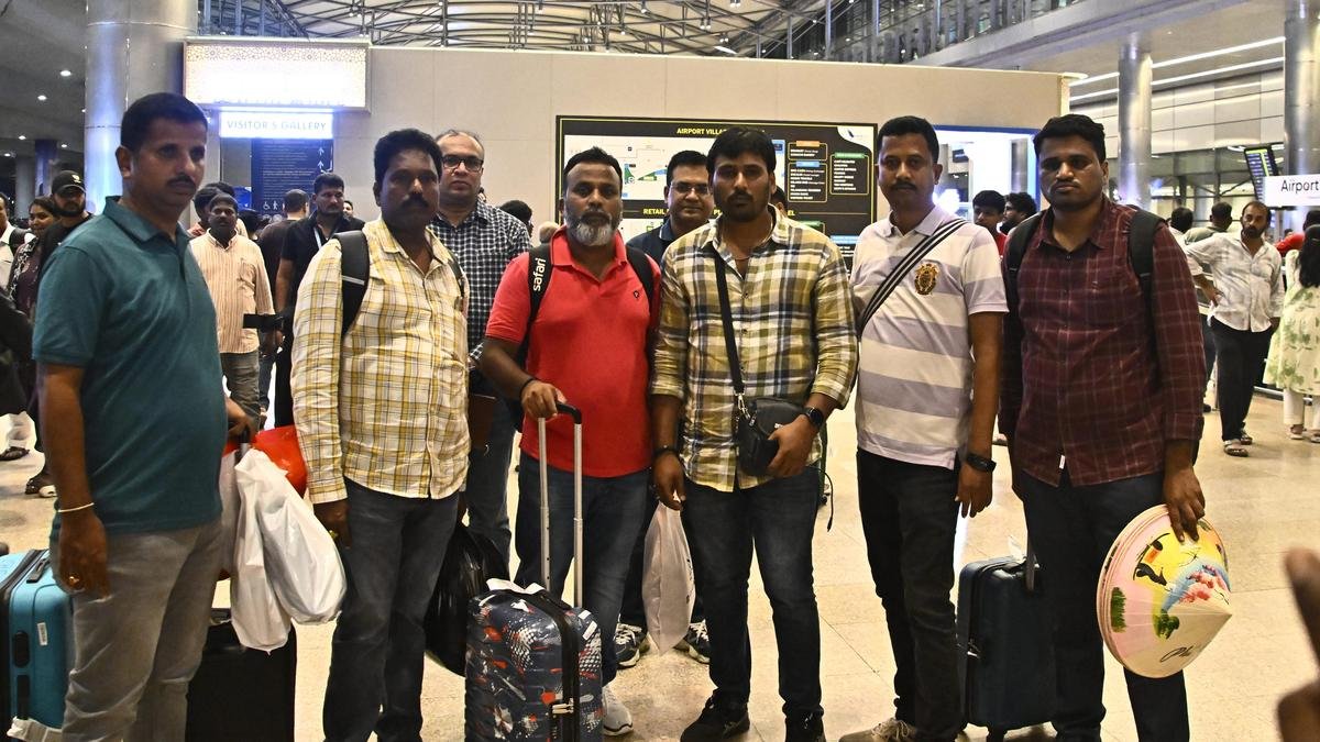 वियतनाम नाव त्रासदी के गवाह हैदराबाद लौटने पर कहते हैं, 'हमने सीपीआर की कोशिश की, लेकिन तब तक बहुत देर हो चुकी थी।'
