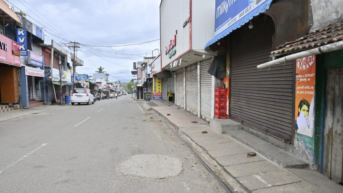 व्यवसाय मालिकों ने कलहट्टी घाट रोड को पर्यटक वाहनों के लिए बंद करने के कदम का विरोध किया