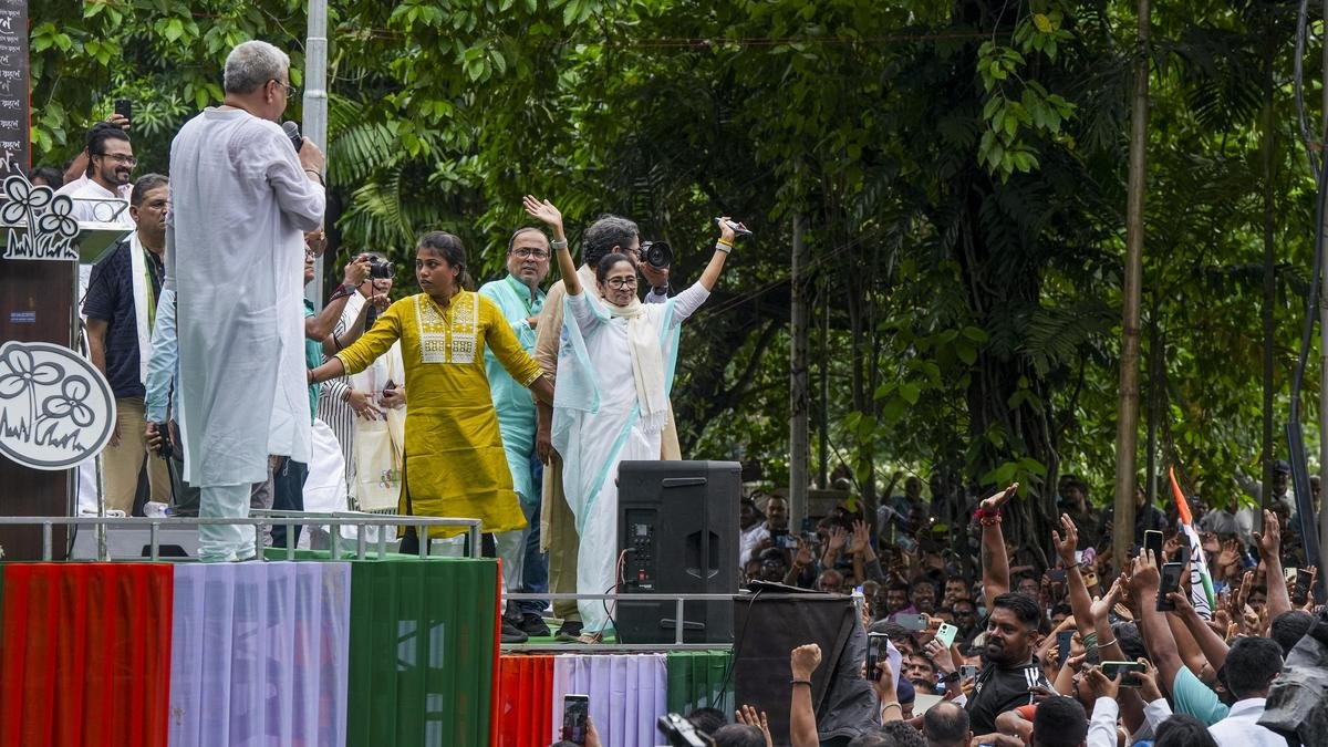 शहीद दिवस रैली: मतभेद भुलाकर भाजपा के खिलाफ एकजुट हों, ममता ने इंडिया ब्लॉक पार्टियों से कहा