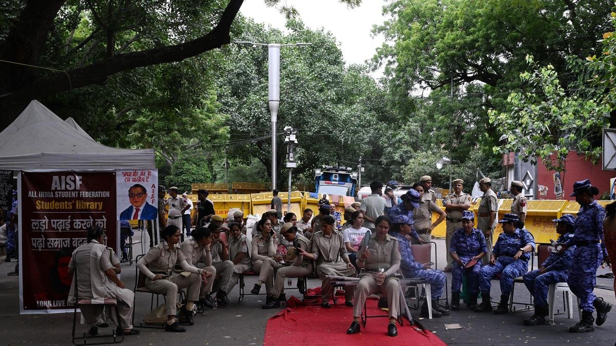 सीजेपी प्रदर्शनकारियों ने पुलिस कार्रवाई का दावा करते हुए कहा कि उन्हें कार्यकर्ता सोनम वांगचुक तक पहुंचने से रोका गया