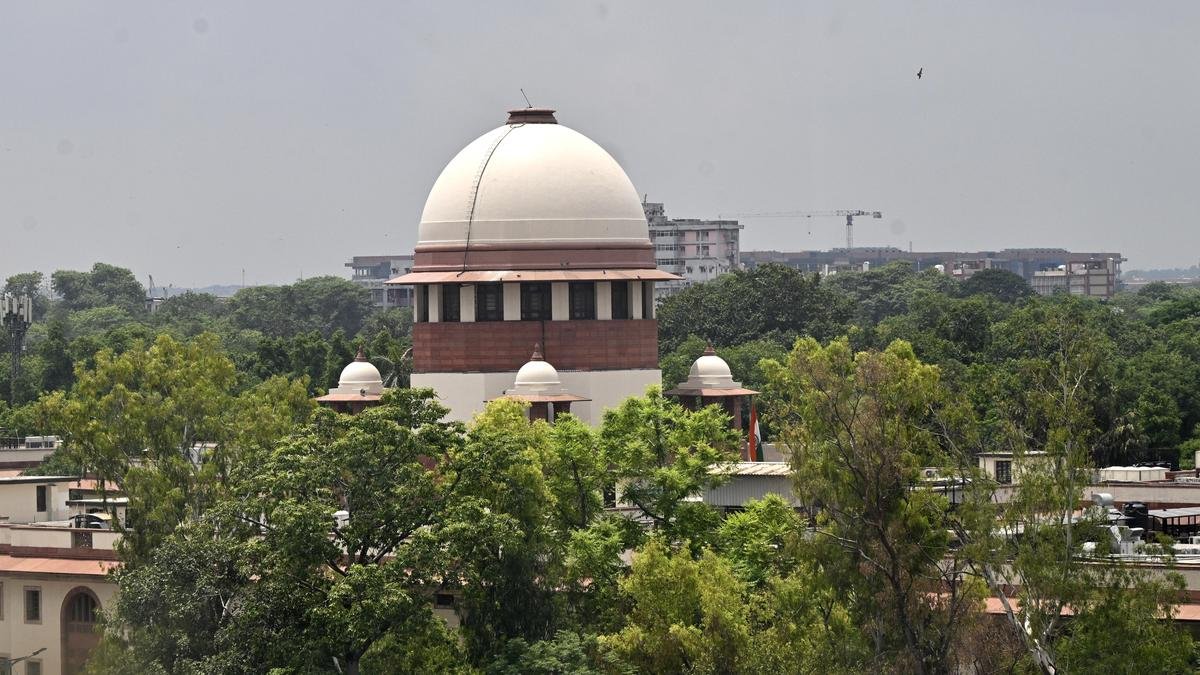 सुप्रीम कोर्ट का कहना है कि बीमा कंपनियां देनदारी से बचने के लिए 'अस्पष्ट' और 'अव्यवस्थित' पॉलिसी शर्तों का इस्तेमाल करती हैं