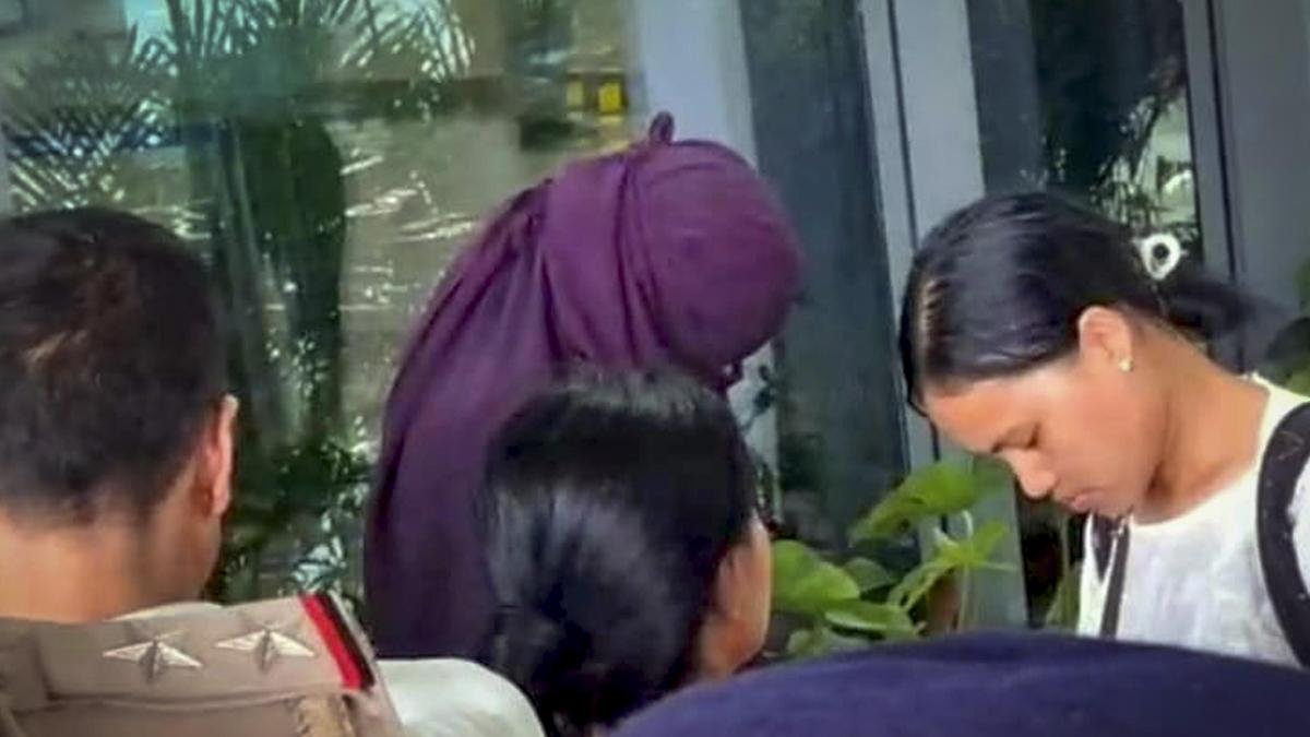 सुप्रीम कोर्ट हनीमून मर्डर केस में गिरफ्तारी के लिखित आधार पर बड़ी बेंच के संदर्भ पर विचार कर रहा है