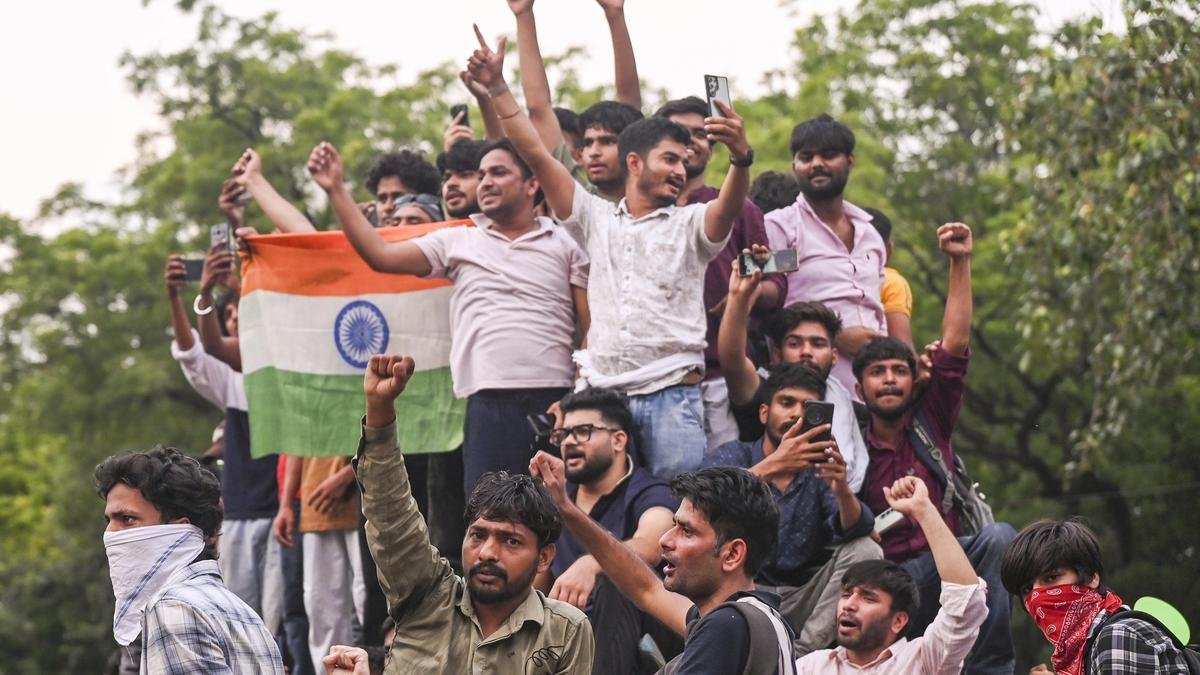 सुरक्षा संबंधी चिंताएं नहीं, बल्कि सत्तारूढ़ दल की राजनीतिक पूंजी का क्षरण प्रधान के इस्तीफे का कारण बना