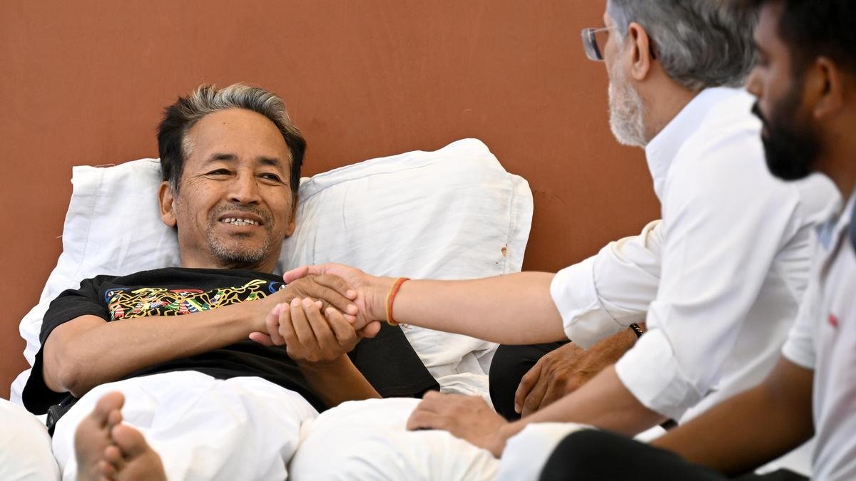 सोनम वांगचुक अनशन जारी रखेंगे, उन्होंने प्रदर्शनकारियों के खिलाफ पुलिस कार्रवाई का हवाला दिया