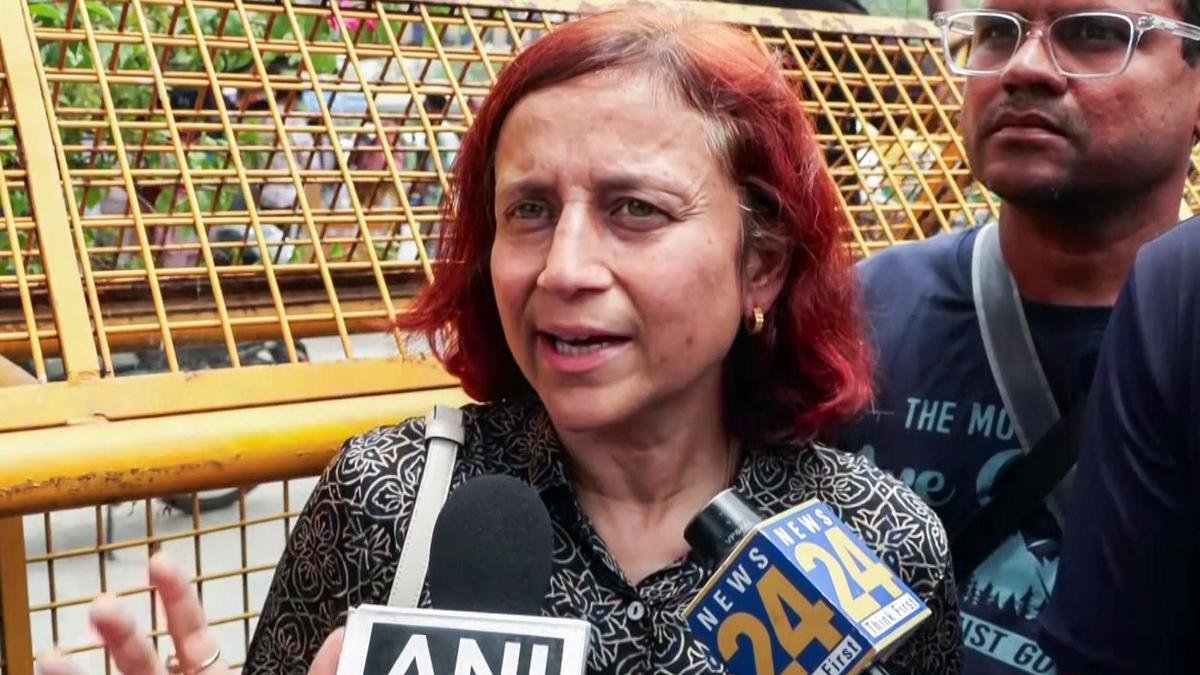 सोनम वांगचुक की पत्नी गीतांजलि अंगमो ने उन्हें सफदरजंग अस्पताल से स्थानांतरित करने के लिए दिल्ली उच्च न्यायालय का रुख किया