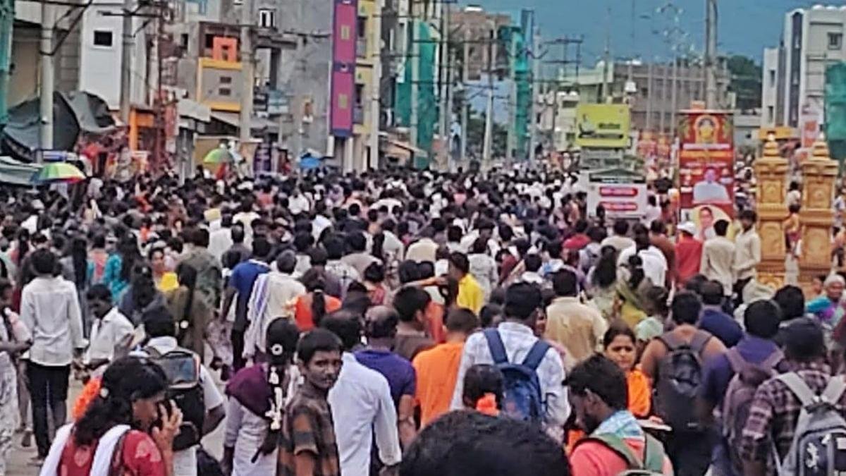 हजारों लोग 32 किलोमीटर लंबी सिंहाचलम गिरि प्रदक्षिणा पर निकले; लाखों की उम्मीद
