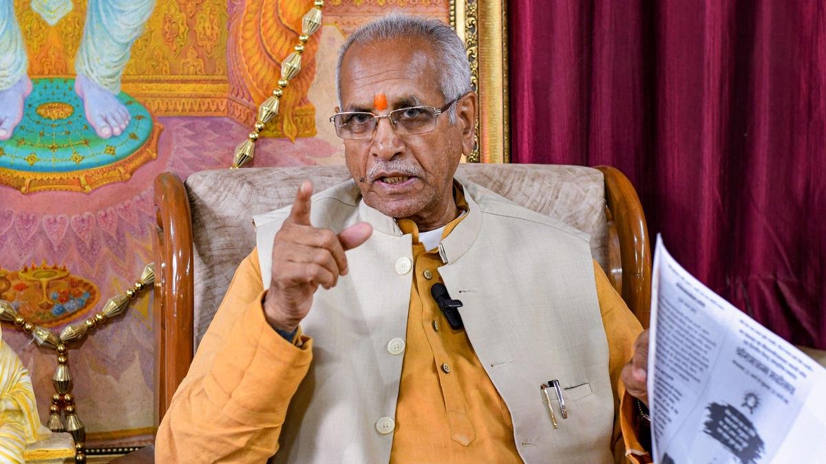 अयोध्या मंदिर निर्माण में नृपेंद्र मिश्रा की भूमिका पर चंपत राय के लेख से विवाद खड़ा हो गया है