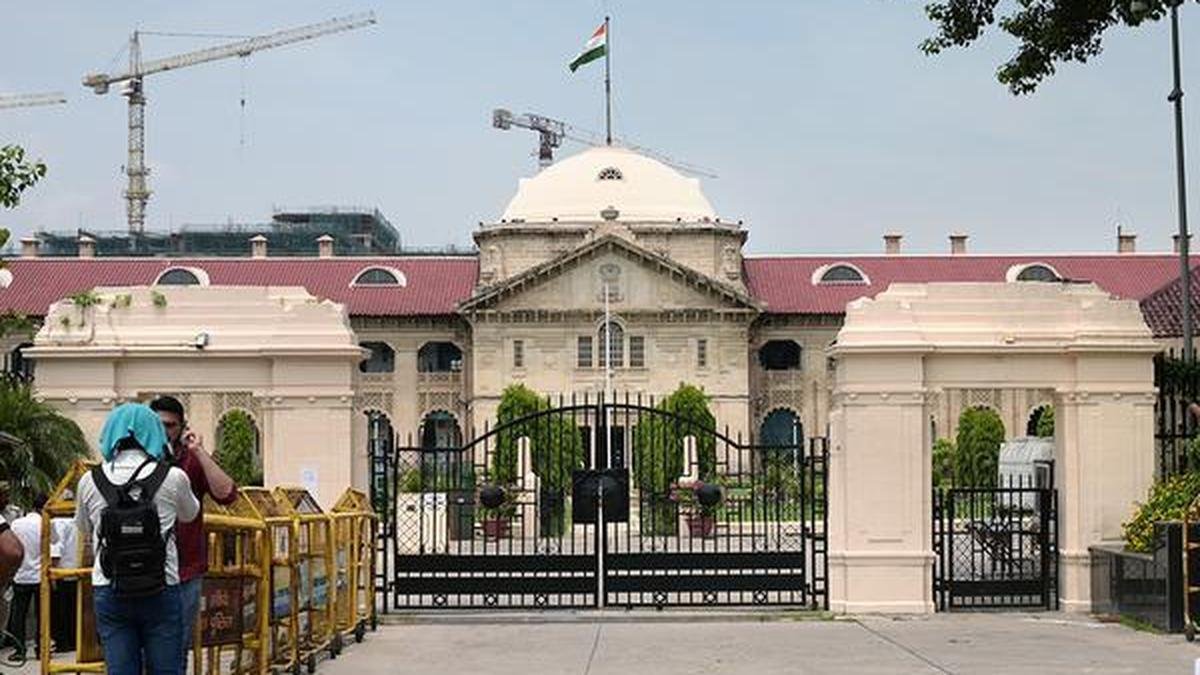 इलाहाबाद हाईकोर्ट द्वारा मंडलायुक्त के आचरण को आपराधिक अवमानना ​​के लिए संदर्भित करने पर हंगामा
